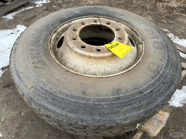 (1) 11R22.5 tire